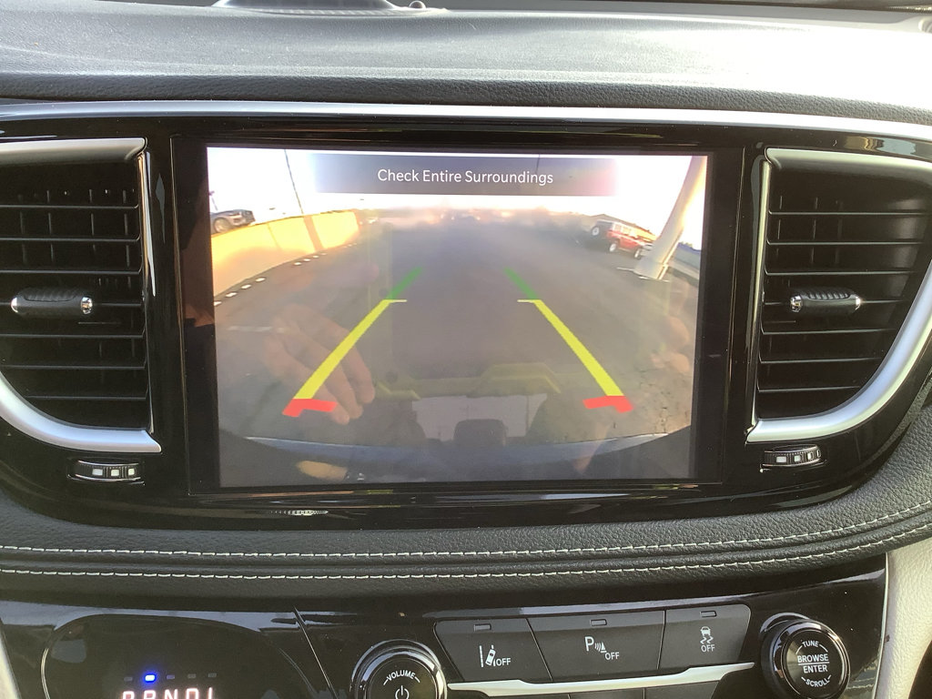 Used 2023 Chrysler Pacifica Limited FWD image 19