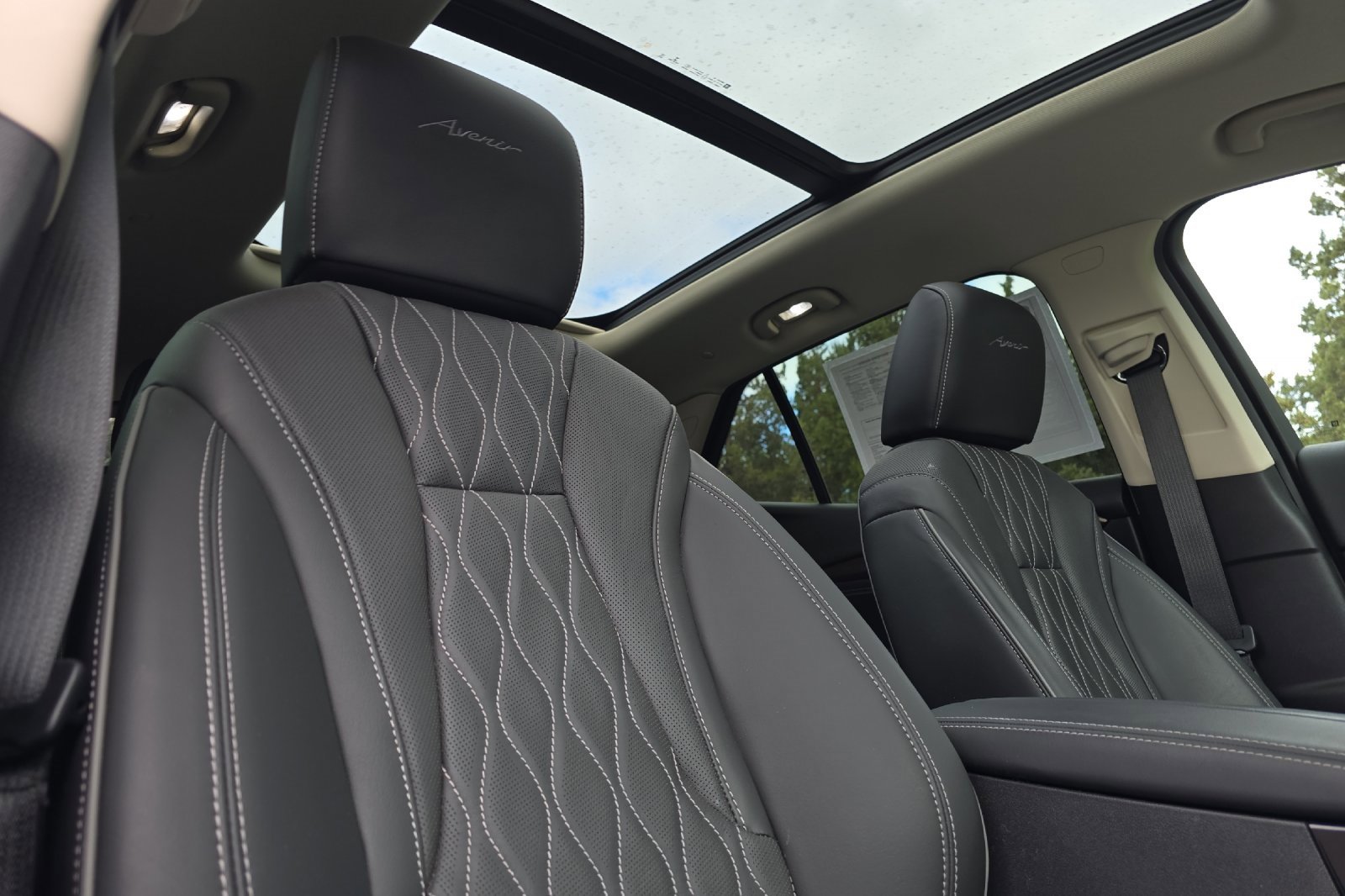 Used 2022 Buick Envision Avenir w/ Technology Package II image 17