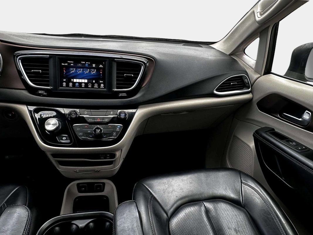 Used 2020 Chrysler Voyager Lxi image 22