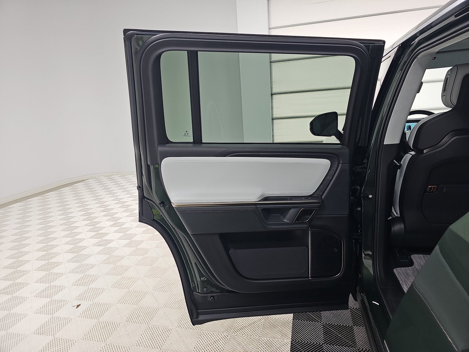 Used 2024 Rivian R1S Adventure AWD/4WD image 17