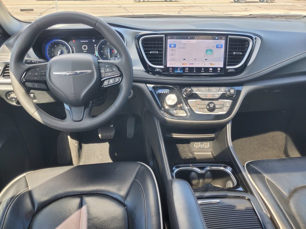 Used 2025 Chrysler Pacifica Limited FWD image 25