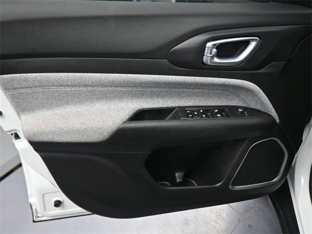 Used 2025 Jeep Compass Sport image 40