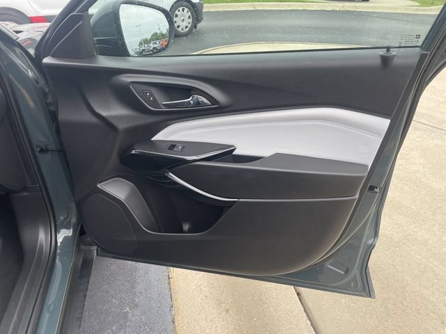 Used 2025 Chevrolet Trax LT FWD image 39