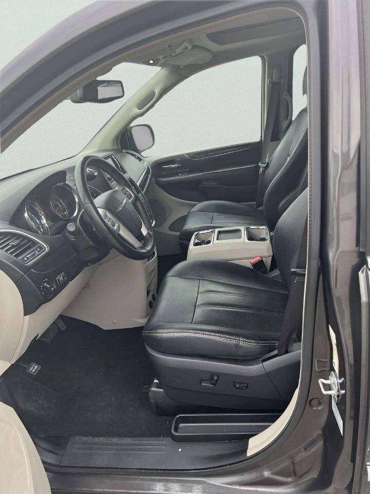 Used 2016 Chrysler Town & Country Touring-L FWD image 18