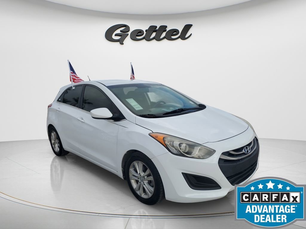 Used 2017 Hyundai Elantra GT image 2