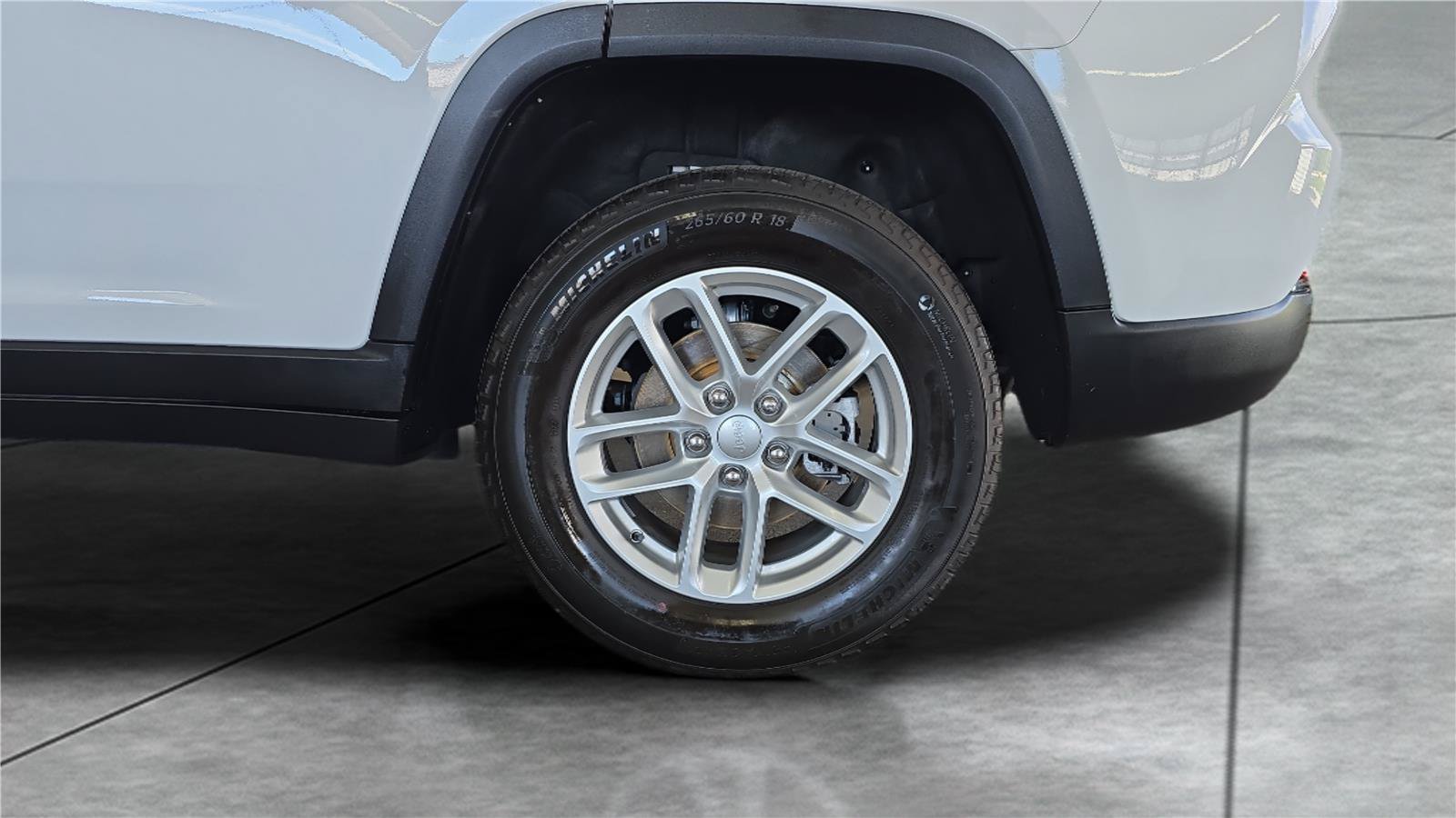 Used 2023 Jeep Grand Cherokee Laredo w/ Luxury Tech Group I AWD/4WD image 30