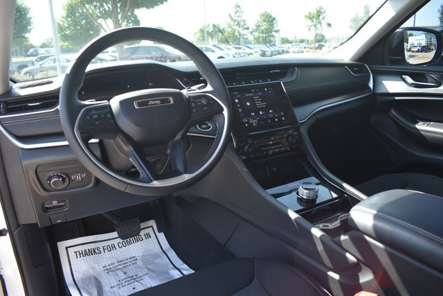 Used 2023 Jeep Grand Cherokee Laredo w/ Luxury Tech Group I RWD image 18