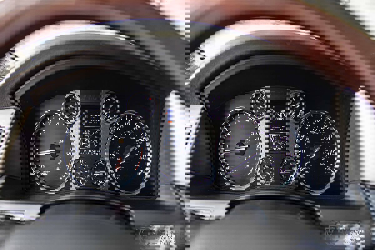 Used 2015 Lexus LX 570 4WD w/ Luxury Package image 25