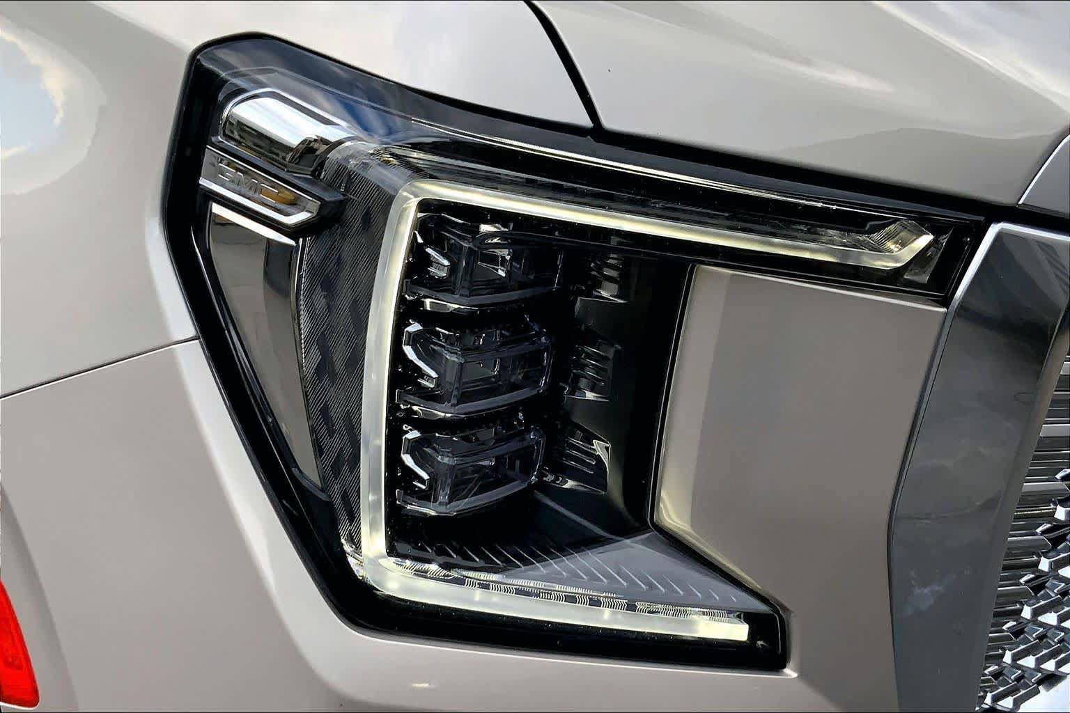 Used 2024 GMC Yukon Denali RWD image 28