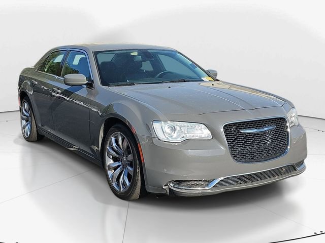 Used 2017 Chrysler 300 Limited image 1