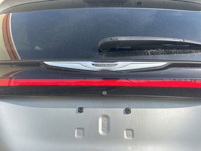 Used 2023 Chrysler Pacifica Touring-L image 14