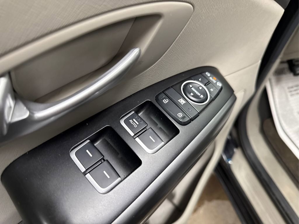 Used 2015 Kia Sedona LX w/ LX Convenience Package image 30