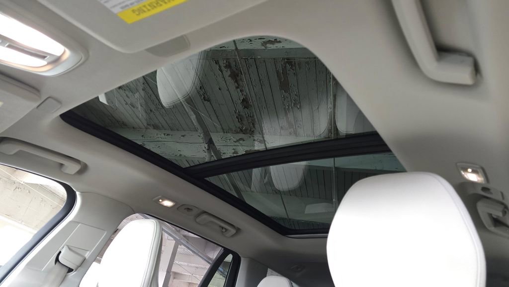 Certified 2025 Volvo XC90 T8 Plus image 22