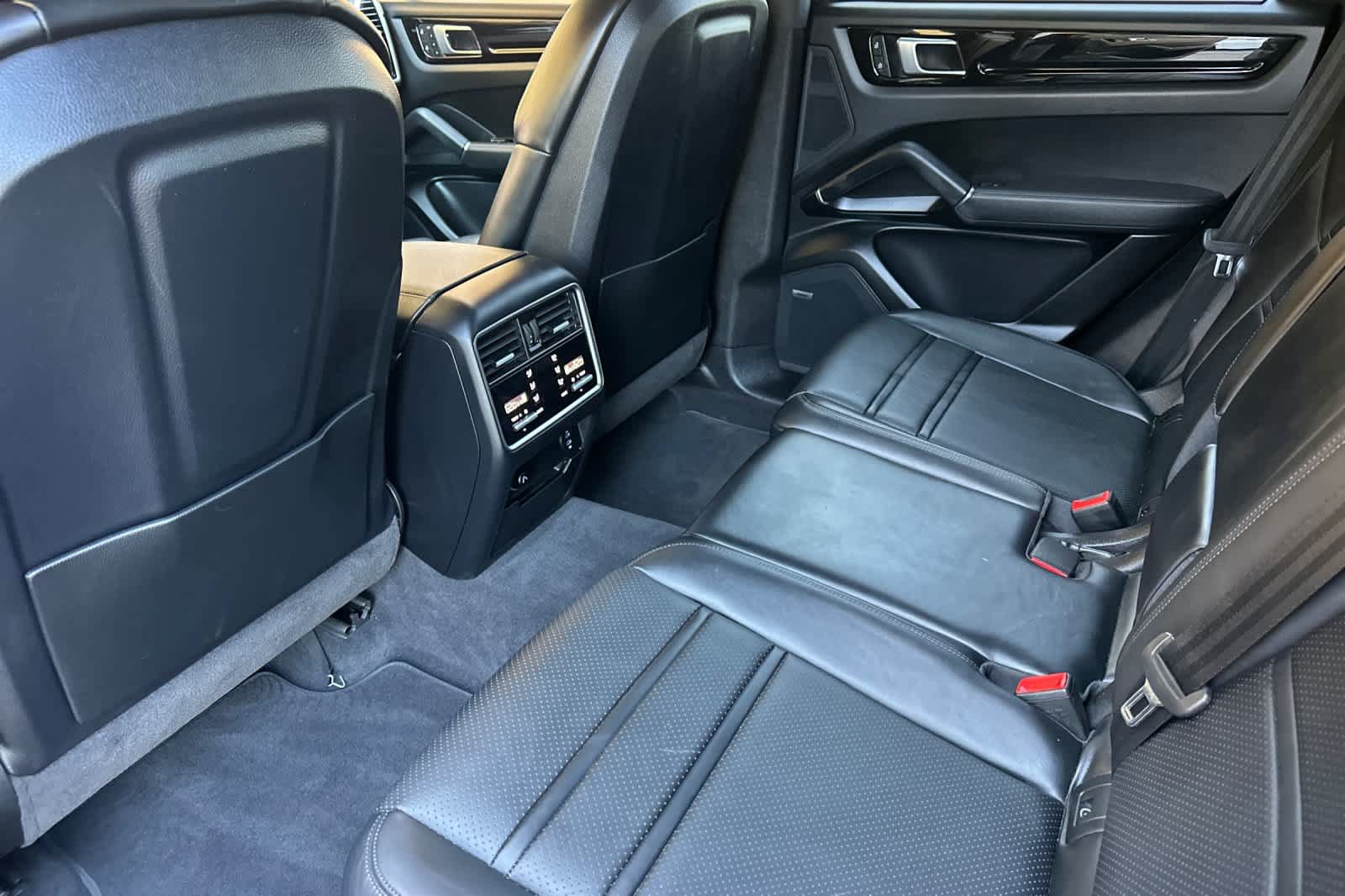 Used 2023 Porsche Cayenne Platinum Edition AWD/4WD image 11
