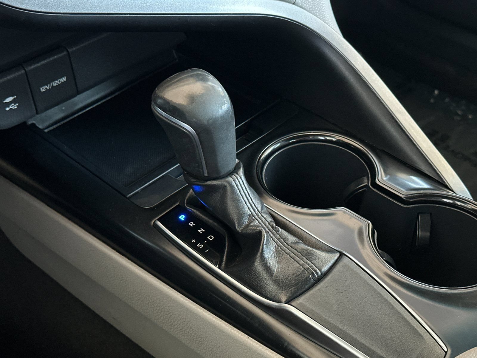 Used 2019 Toyota Camry SE FWD image 18