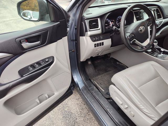 Used 2017 Toyota Highlander XLE AWD/4WD image 12