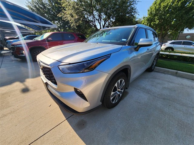 Used 2023 Toyota Highlander XLE FWD image 3