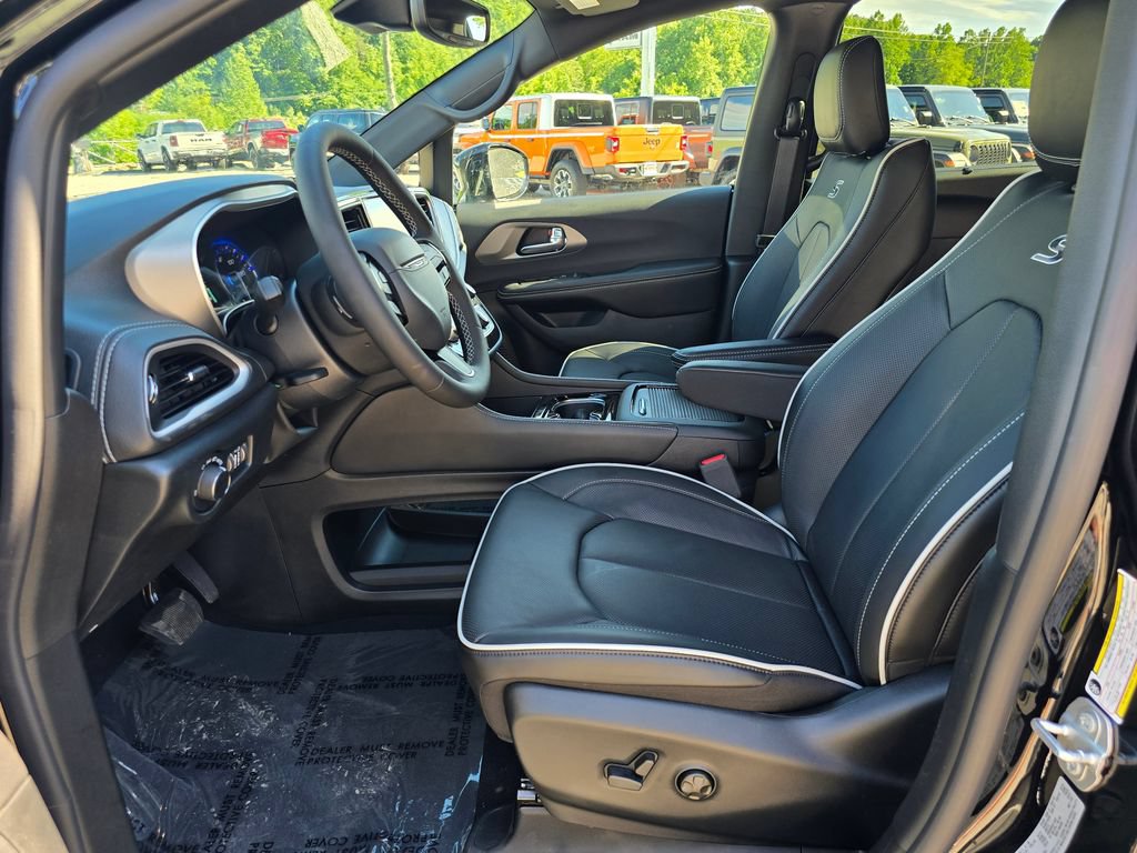 New 2027 Chrysler Pacifica Limited w/ S Appearance Package AWD/4WD image 4