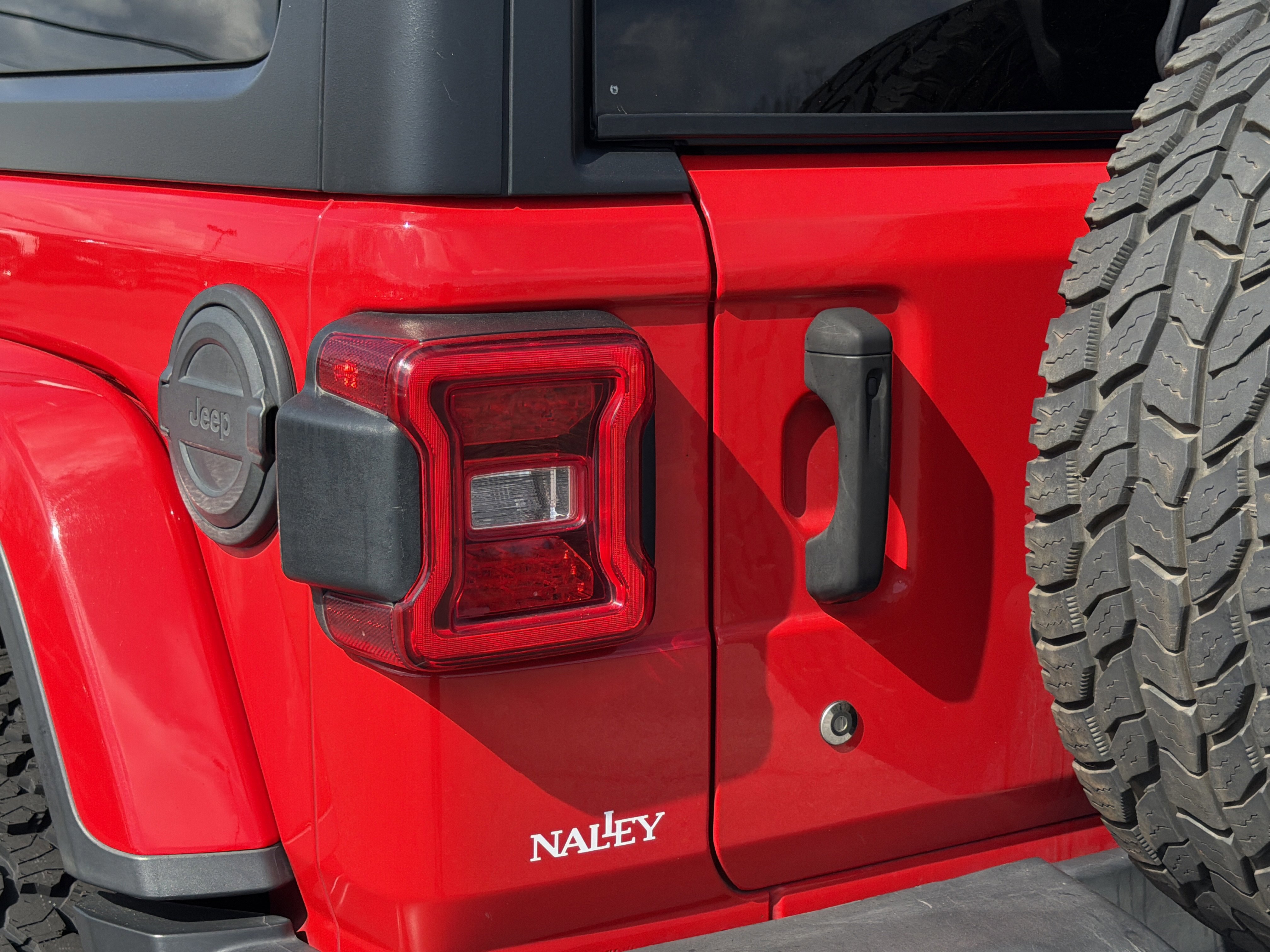 Used 2018 Jeep Wrangler Unlimited Sahara w/ Cold Weather Group image 10