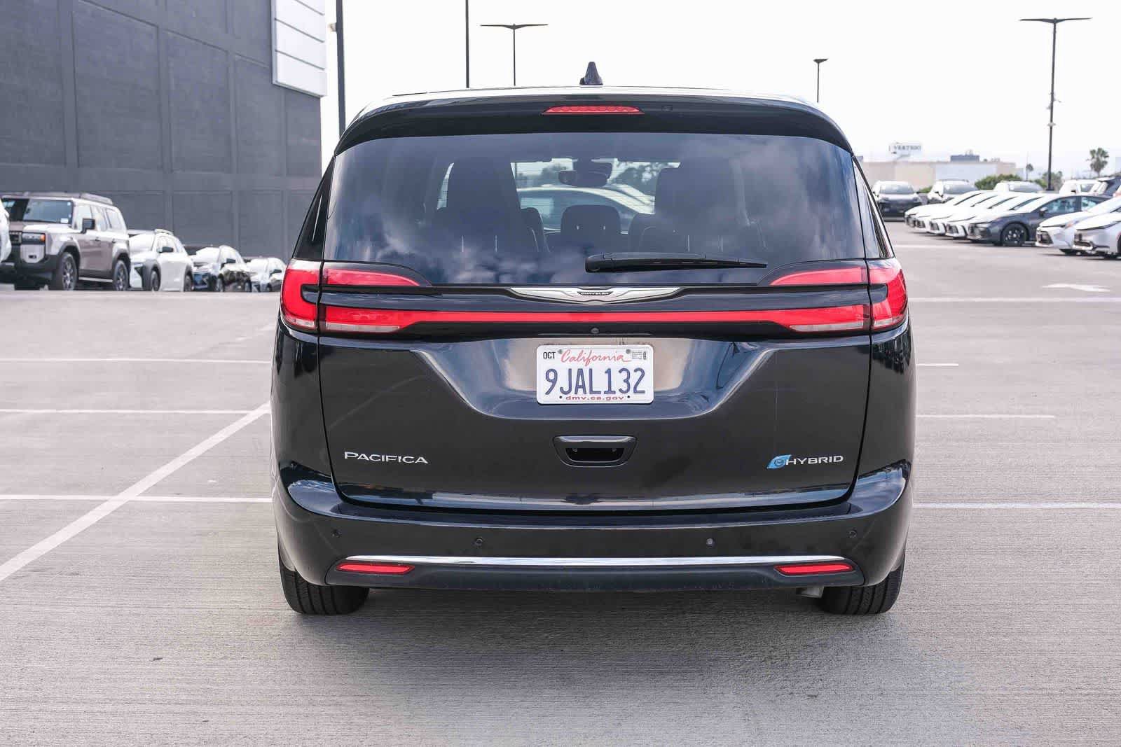Used 2023 Chrysler Pacifica Touring-L FWD image 5