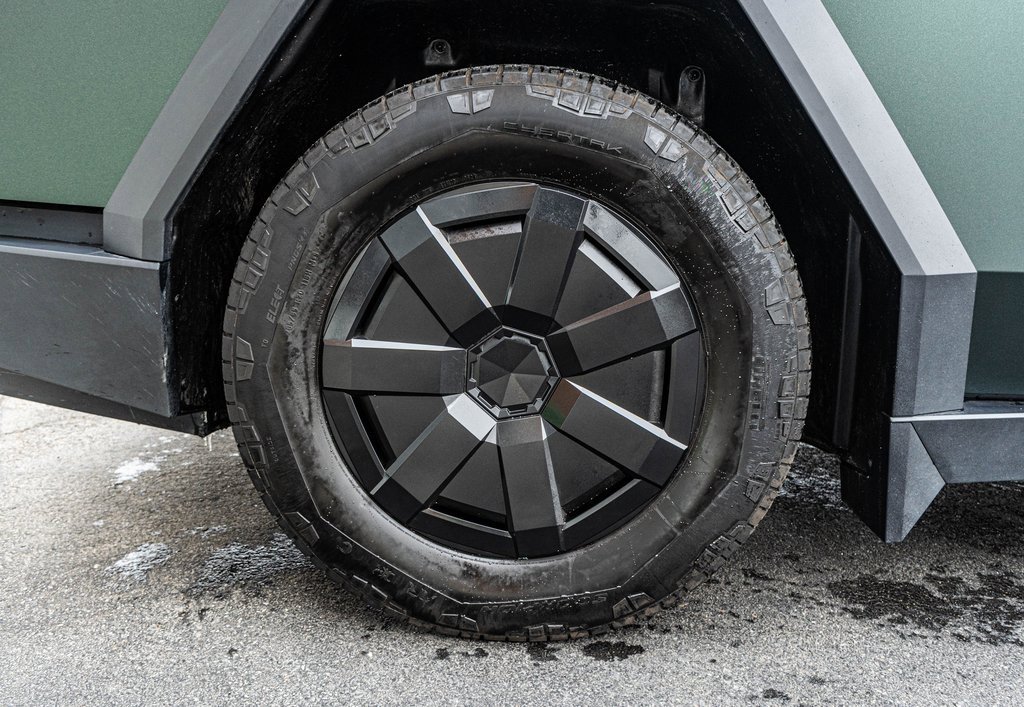 Used 2024 Tesla Cybertruck AWD Crew Cab image 40