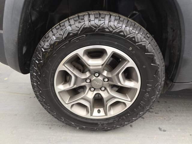 Used 2020 Jeep Cherokee Trailhawk w/ Cold Weather Group image 20