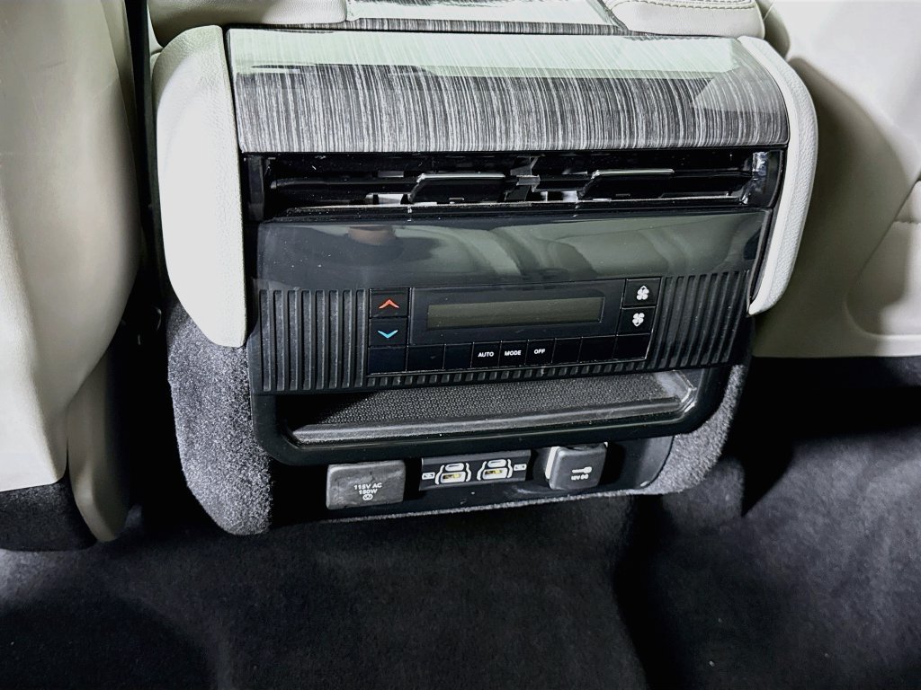 Used 2022 Jeep Wagoneer Series II w/ Premium Group I AWD/4WD image 30