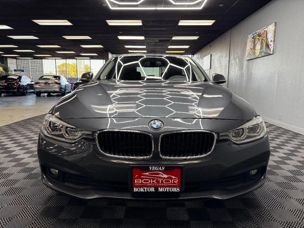 Used 2018 BMW 320i xDrive Sedan AWD/4WD image 4