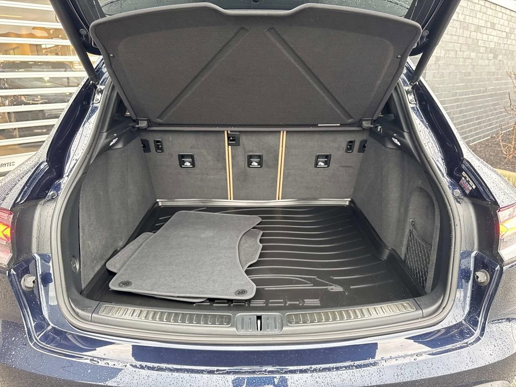 Used 2023 Porsche Macan S w/ Sport Chrono Package image 6