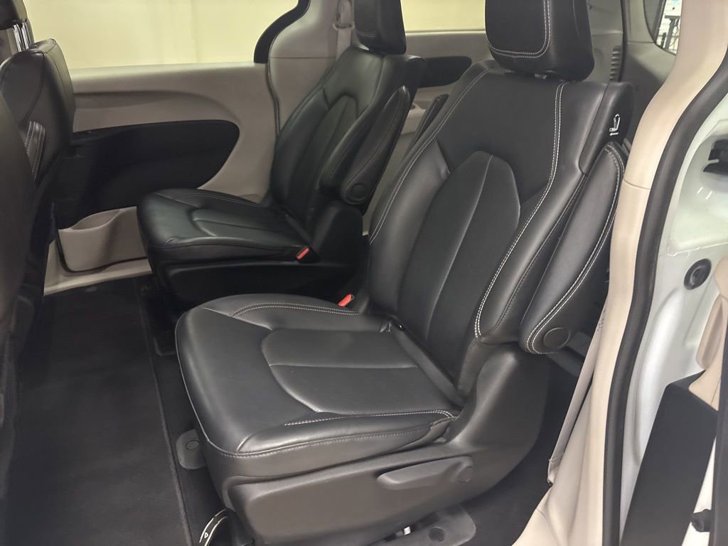 Used 2023 Chrysler Pacifica Touring-L image 25