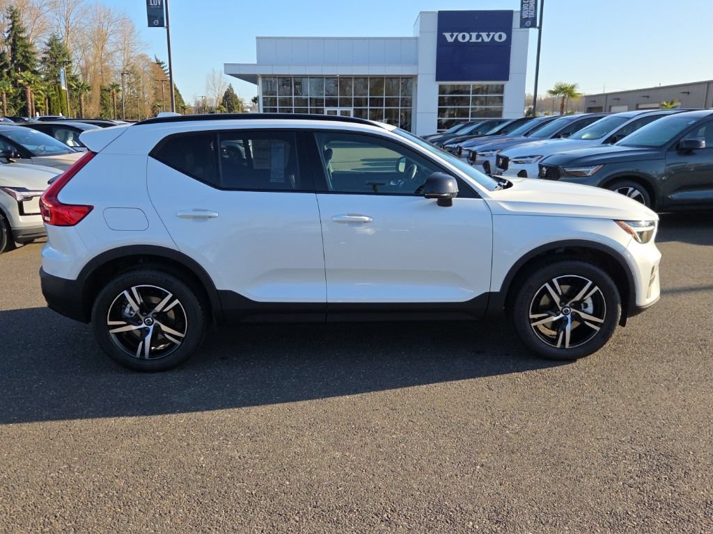 New 2026 Volvo XC40 B5 Core w/ Climate Package AWD/4WD image 9