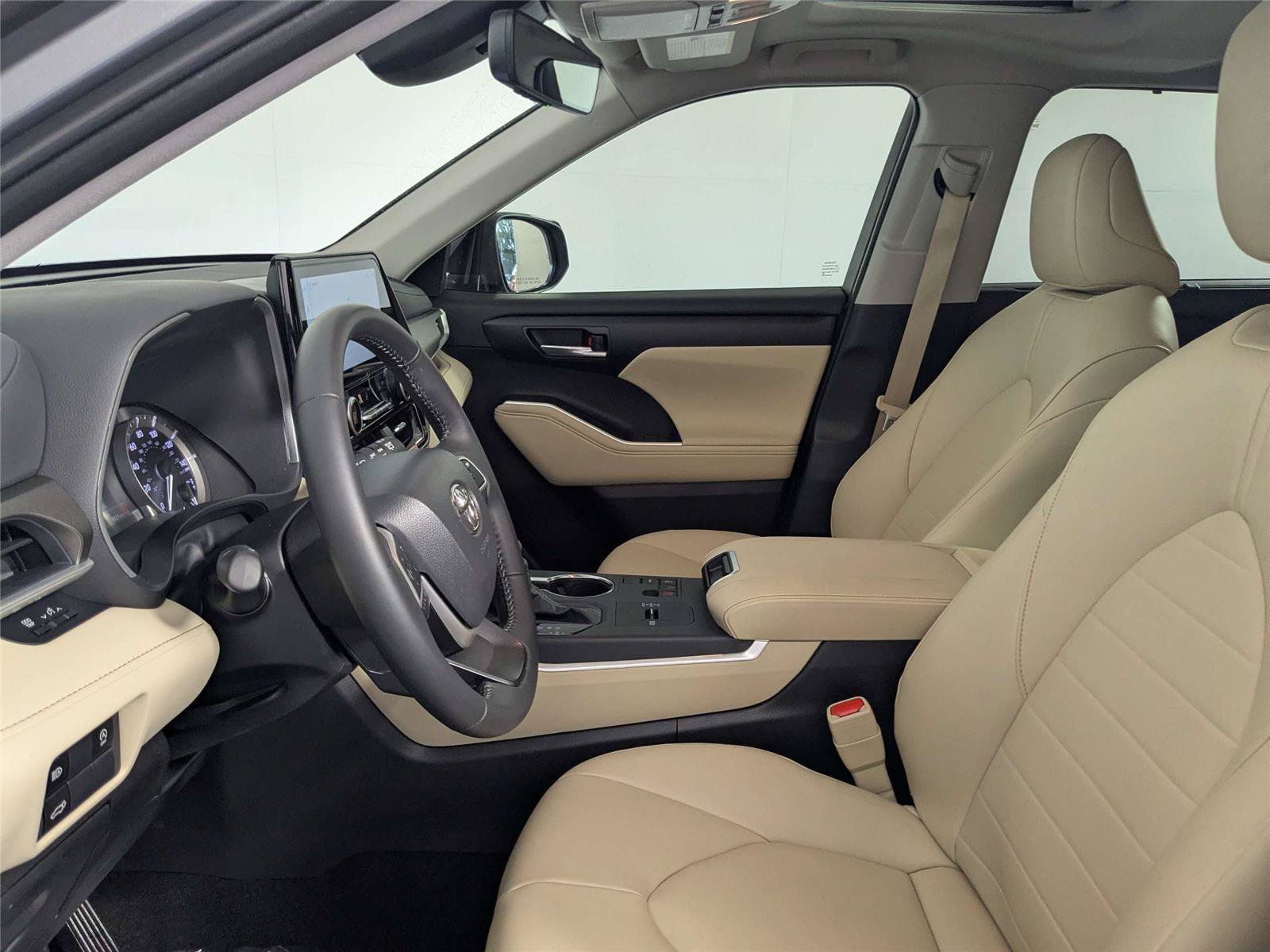 Certified 2025 Toyota Highlander XLE FWD image 12