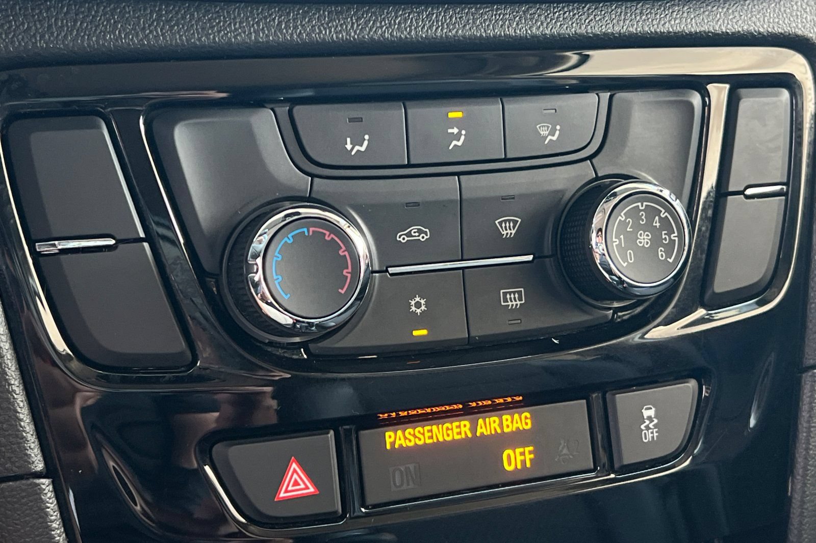 Used 2021 Buick Encore Preferred FWD image 31