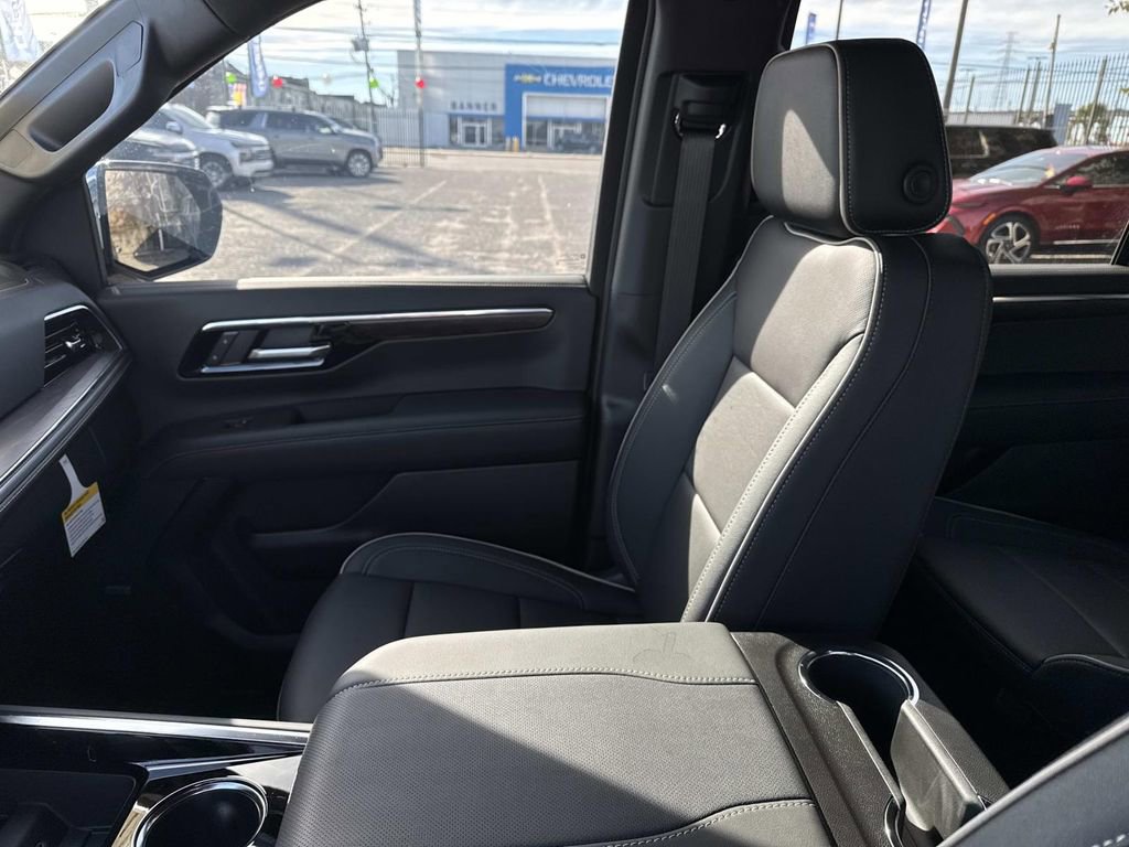 New 2026 Chevrolet Suburban Premier image 17