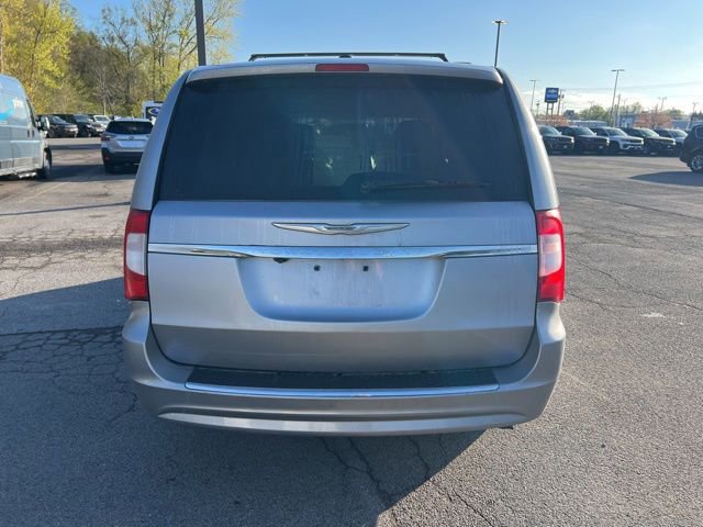 Used 2016 Chrysler Town & Country Touring FWD image 5