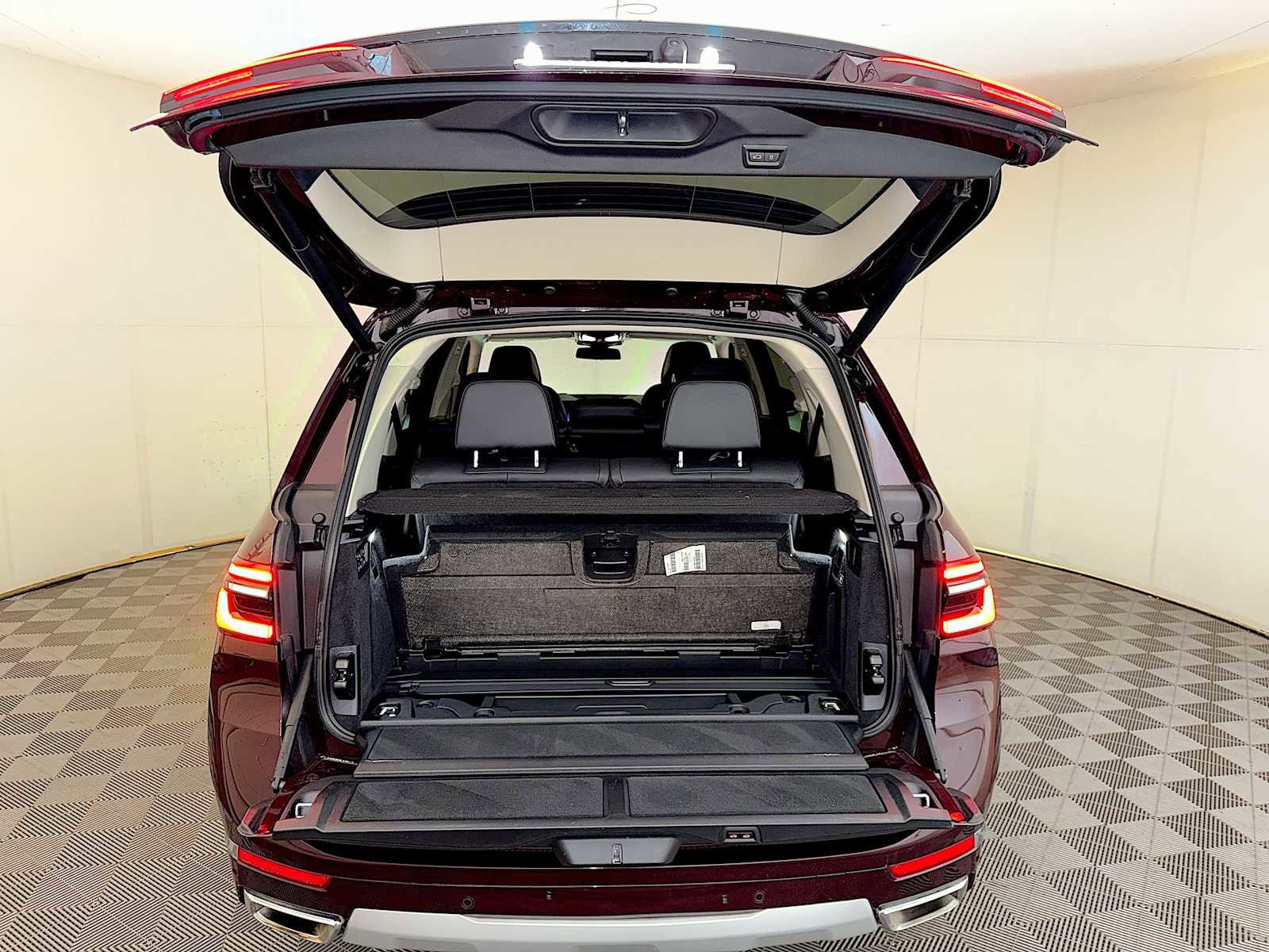 Certified 2024 BMW X7 xDrive40i w/ Premium Package image 24