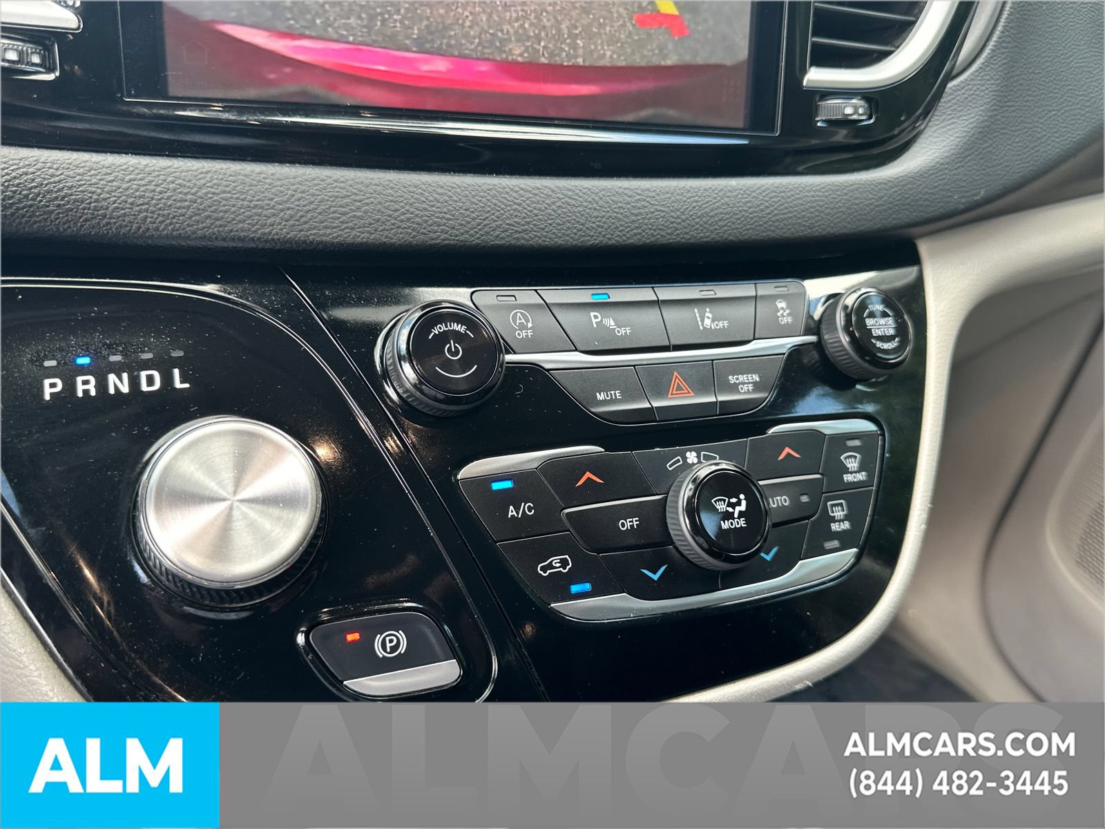 Used 2023 Chrysler Pacifica Touring-L FWD image 35