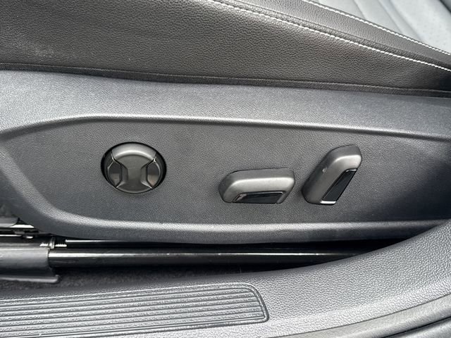 Certified 2025 Volkswagen Jetta SE w/ Sunroof Package image 13