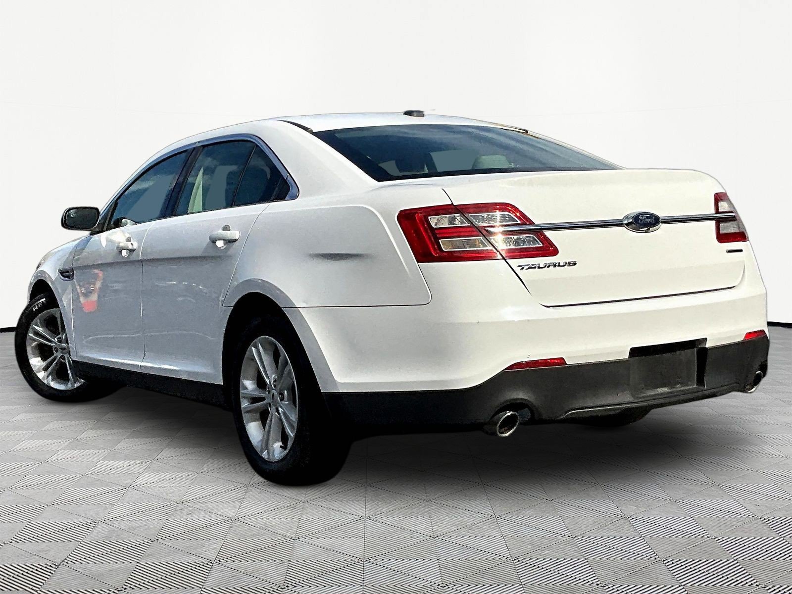 Used 2016 Ford Taurus SE FWD image 4