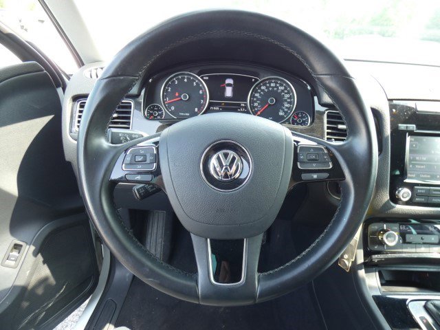 Used 2013 Volkswagen Touareg Sport image 26
