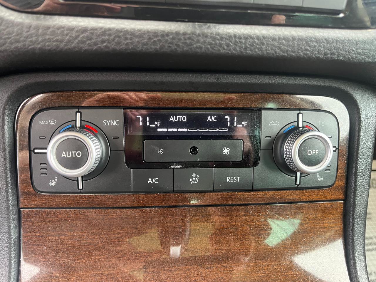 Used 2015 Volkswagen Touareg TDI AWD/4WD image 35