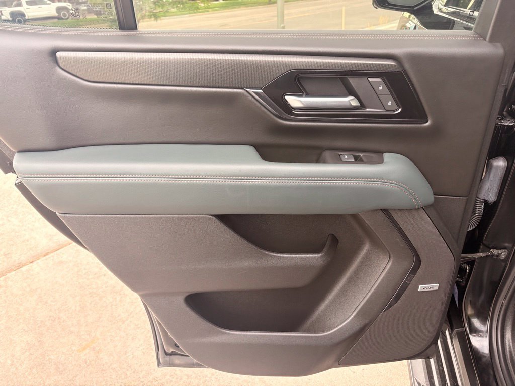 Used 2025 GMC Yukon AT4 AWD/4WD image 29