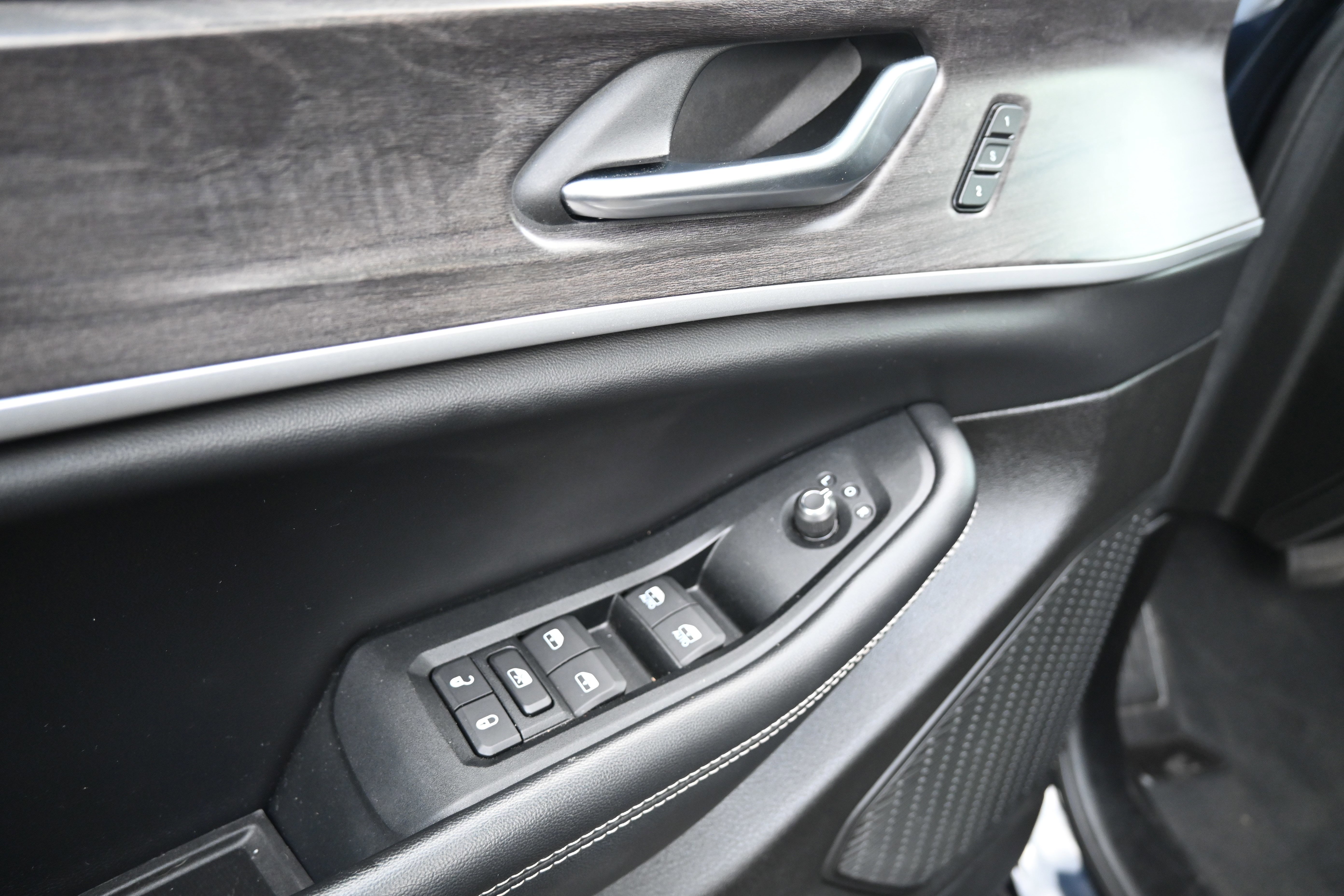 Used 2023 Jeep Grand Cherokee L Limited w/ Luxury Tech Group II AWD/4WD image 15