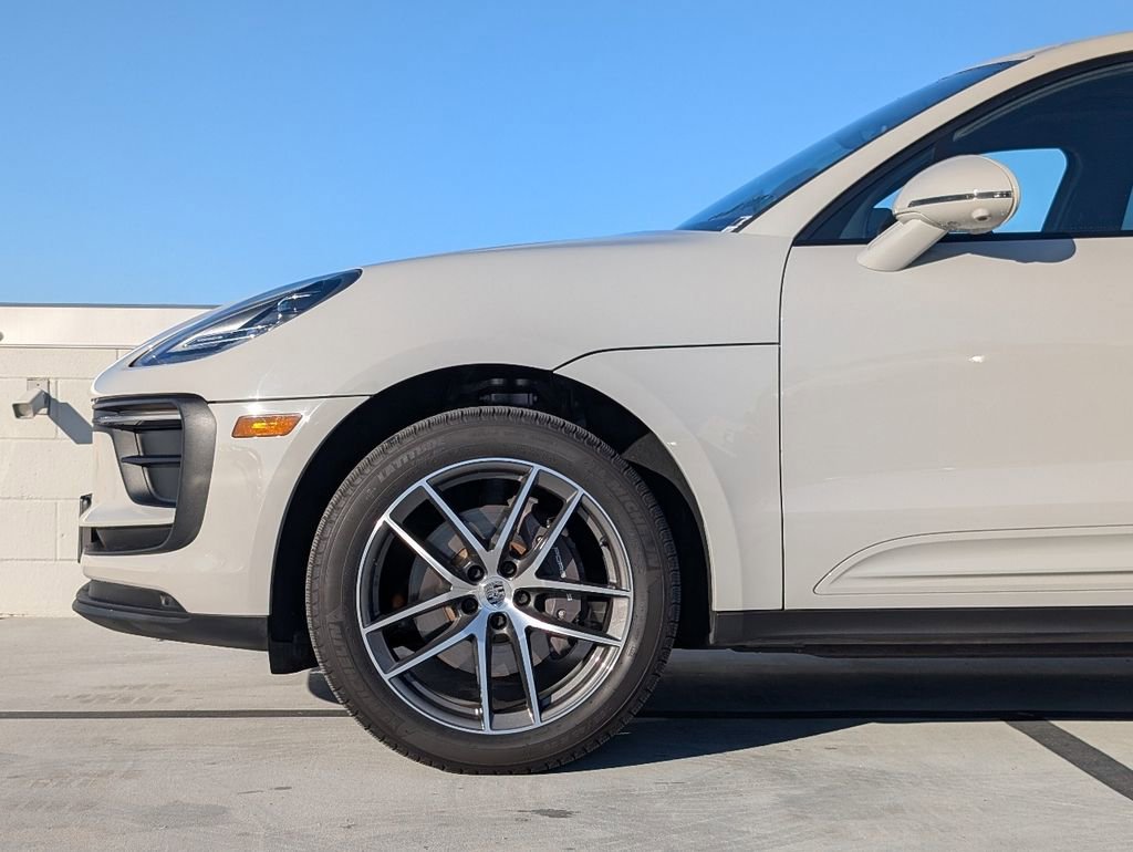Certified 2022 Porsche Macan image 9