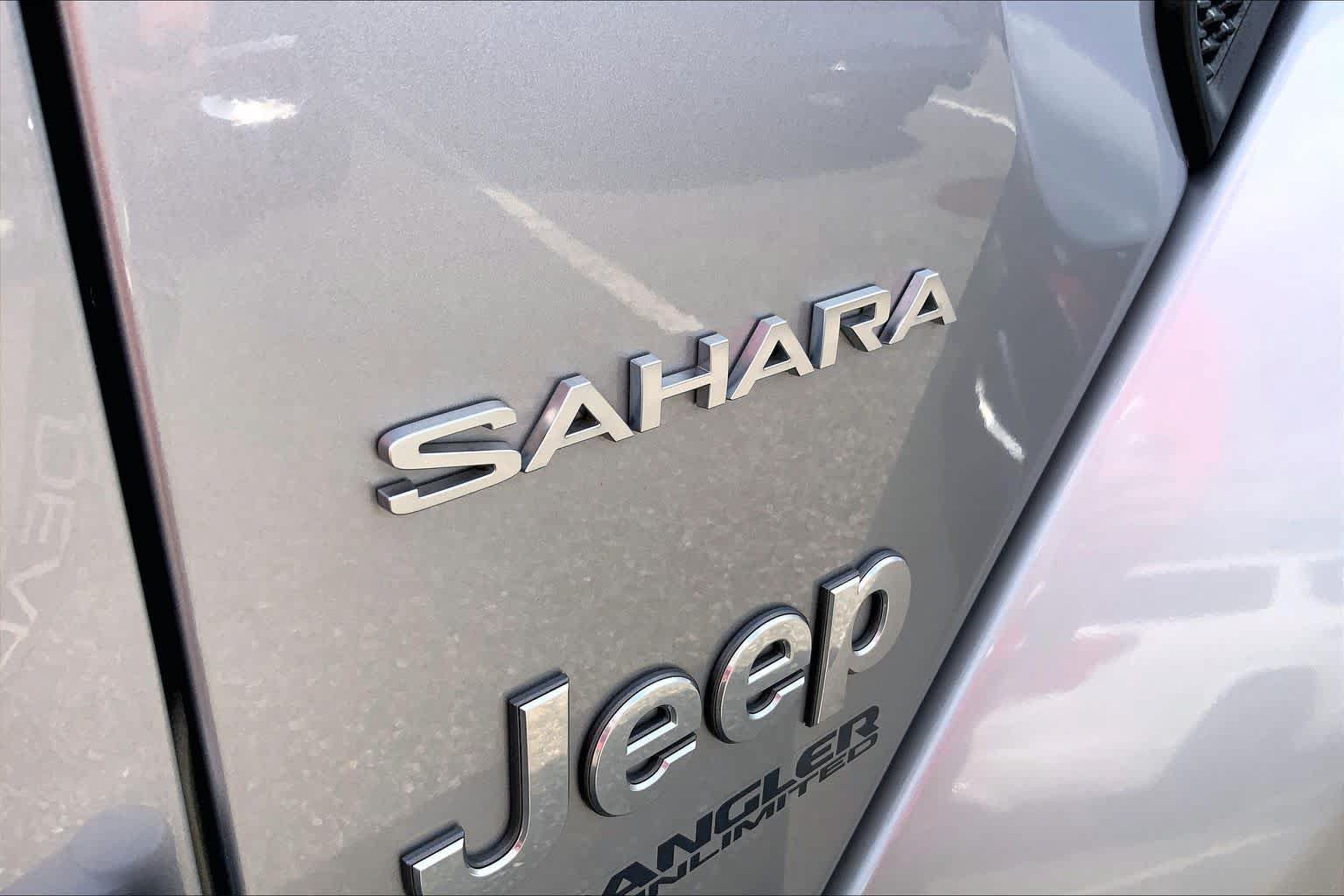 Used 2018 Jeep Wrangler Unlimited Sahara w/ Dual Top Group AWD/4WD image 31