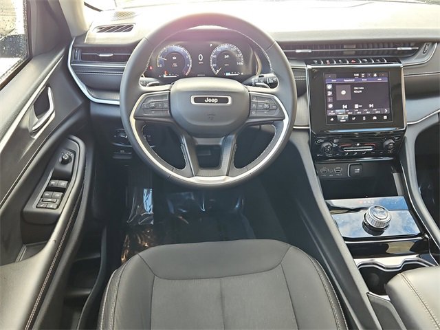 Used 2023 Jeep Grand Cherokee Laredo image 11