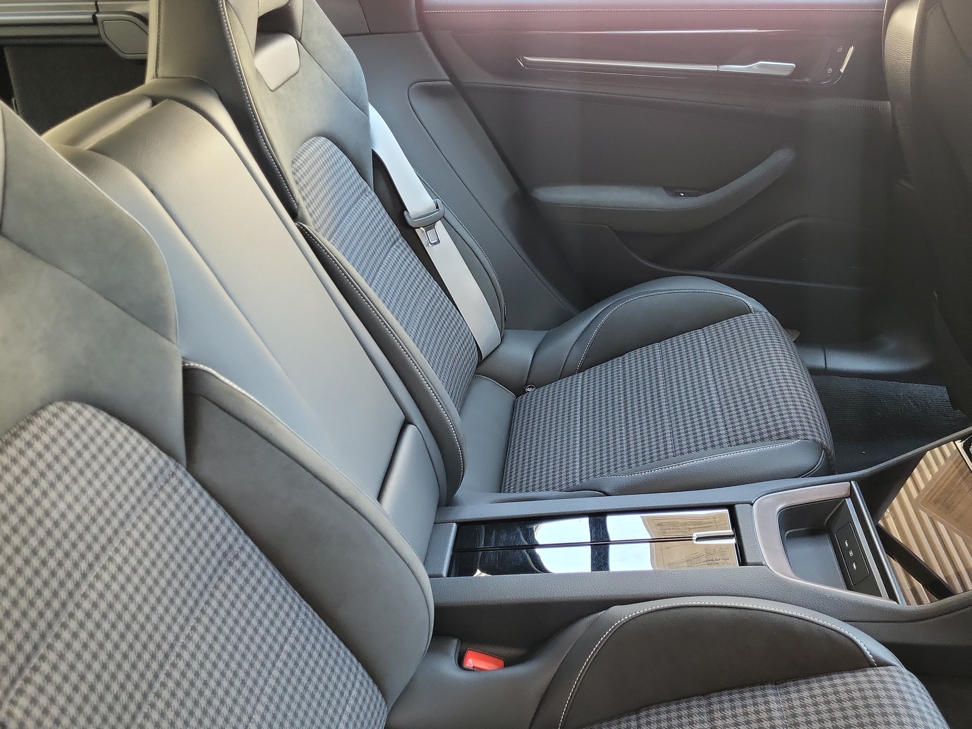 Certified 2025 Porsche Panamera 4 AWD/4WD image 26
