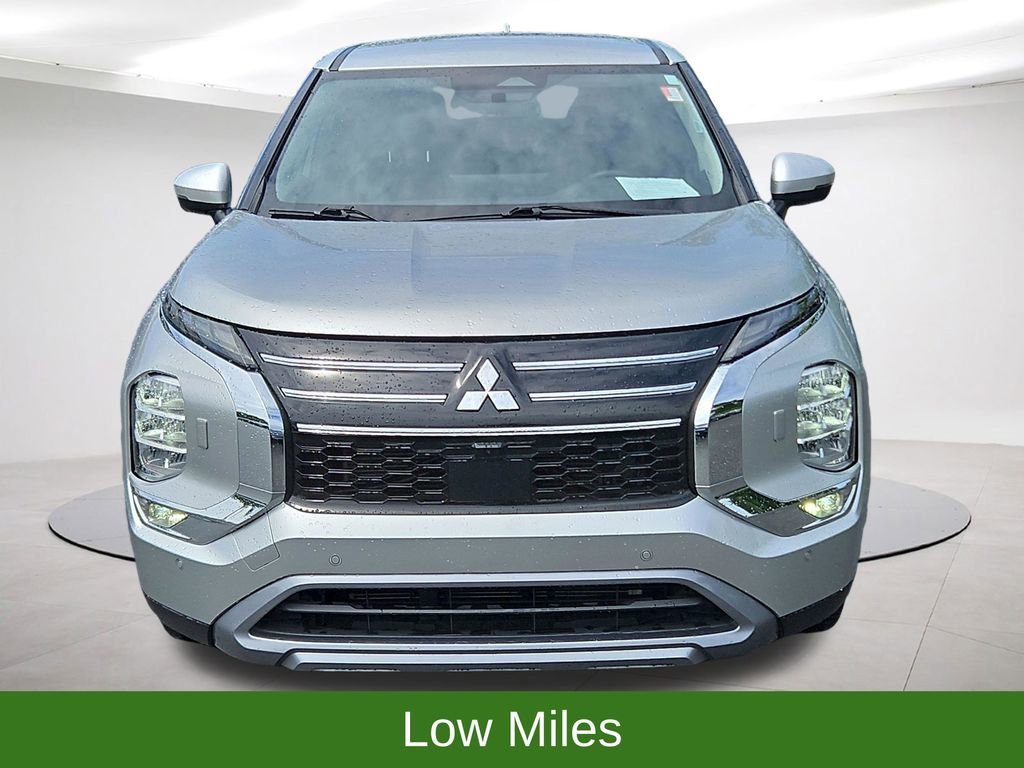 Used 2025 Mitsubishi Outlander AWD image 2