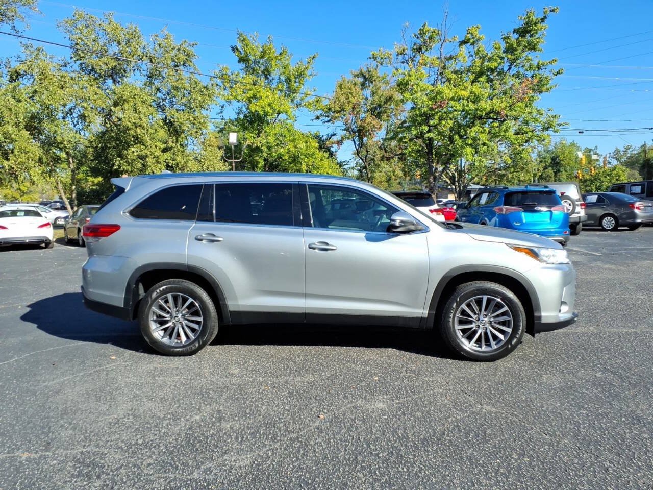 Used 2019 Toyota Highlander XLE FWD image 2