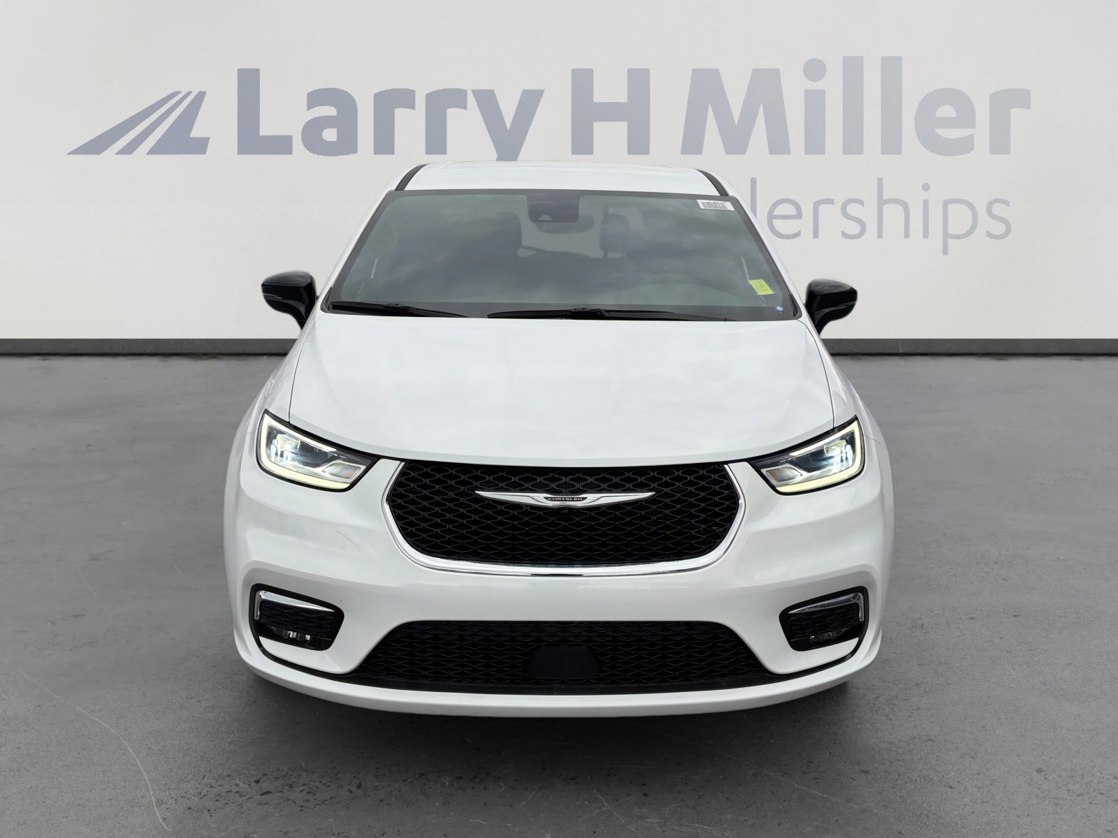 Used 2025 Chrysler Pacifica Select image 8